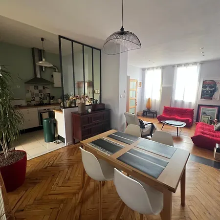 Charmante Maison Avec Exterieur Paisible, Proche Centre