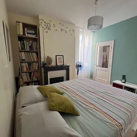 Charmante Maison Avec Exterieur Paisible, Proche Centre Апартаменты *