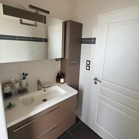 Апартаменты Charmante Maison Avec Exterieur Paisible, Proche Centre *