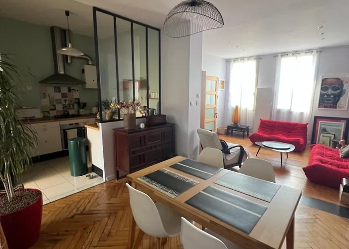 Charmante Maison Avec Exterieur Paisible, Proche Centre