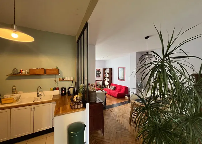 Charmante Maison Avec Extérieur Paisible, Proche Centre