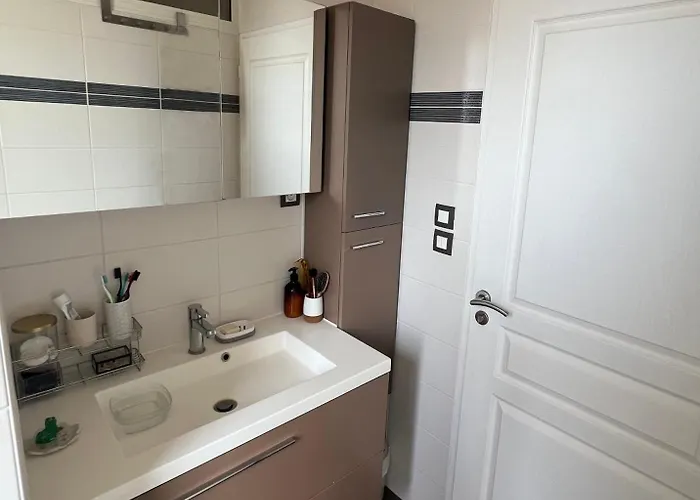 Appartement Charmante Maison Avec Extérieur Paisible, Proche Centre *