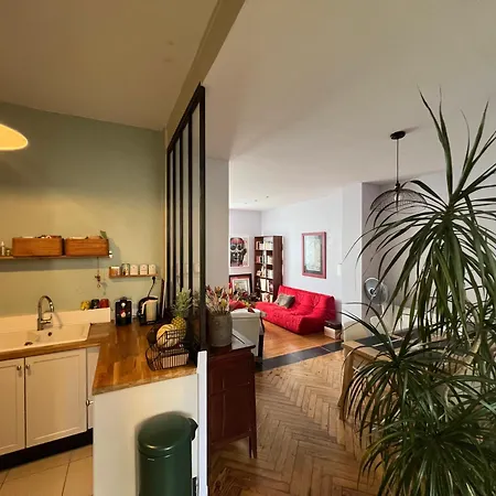 Charmante Maison Avec Extérieur Paisible, Proche Centre
